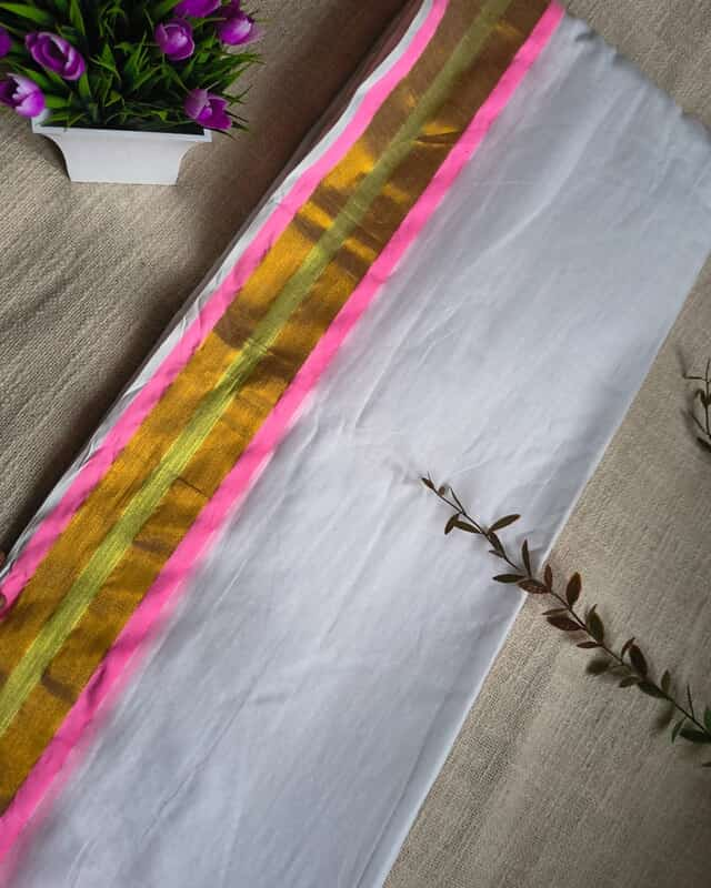 Mul Cotton Handloom Saree - White & Pink