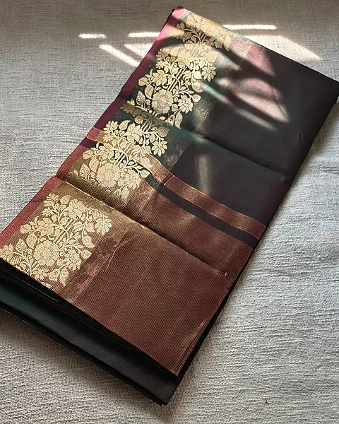Maheshwari Silk Cotton Saree with Golden Floral Border - Emerald Green