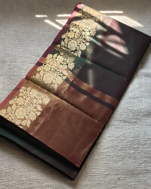 Maheshwari Silk Cotton Saree with Golden Floral Border - Emerald Green